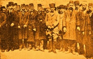 Ön sırada Esat Özoğuz ( soldan ikinci),  Atatürk (soldan beşinci), 1. TBMM açıldığı günlerde milletvekilleriyle.